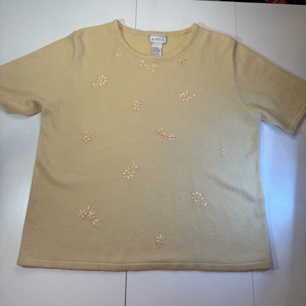 KORET Women’s Yellow Floral Embroidered Short Sleeve Sweater Size Medium